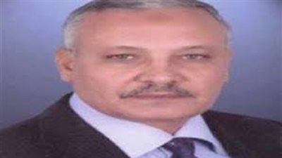 تعليم اسيوط تكرم معلم لفوزه باوسكار ملتقى الخزف الدولى