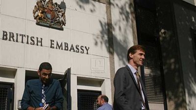 السفارة البريطانية بالقاهرة تدعو الطلاب لمنحة دراسية مجانية.. براتب 25 الف