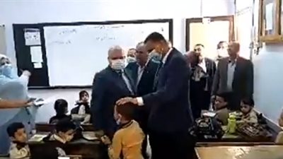 بالفيديو..  طفل يبكي لمحافظ الدقهلية في أول أيام الدراسة «اديني الواجب وأروح»
