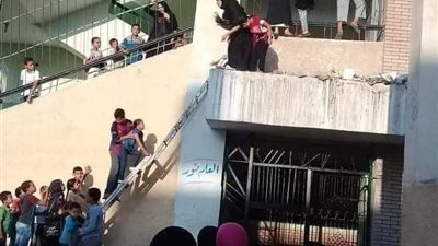 بالصور.. الفوضي تضرب مدارس الجمهورية في صراع الحصول 