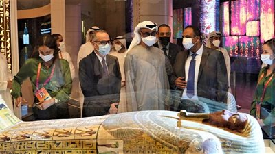 بالصور.. الشيخ محمد بن زايد يتفقد محتويات جناح مصر بإكسبو 