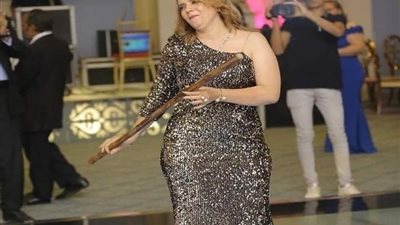  شاهد ..مديرة مدرسة تتضامن مع زميلتها معلمة المنصورة بالرقص بالعصا ..ونعم الاخلاق !!