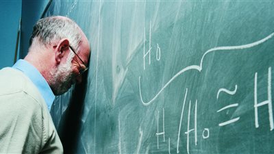 عاجل.. إحالة مدير مدرسة للمحكمة التأديبية لتمزيقه ملابس معلمة وكشف جسدها