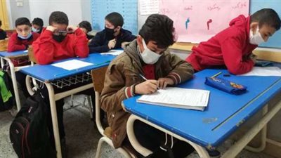  تلاميذ الصف الرابع الابتدائي يؤدون امتحان مادة العلوم  