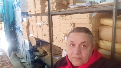 مدير ادارة تعليمية يخترق المحظور بصورة سلفى من داخل غرفة اسئلة الامتحانات