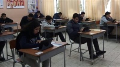 طلاب الصف الأول الثانوى يؤدون امتحان مادة اللغة العربية 