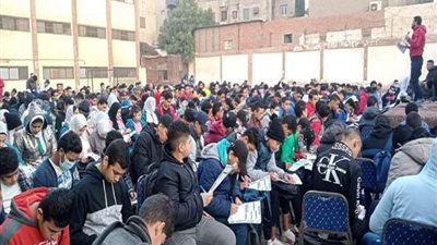 استبعاد مدير مدرسة وعددا كبيرا من المدرسين فى واقعة تجمع مئات الطلاب للمجموعات المدرسية