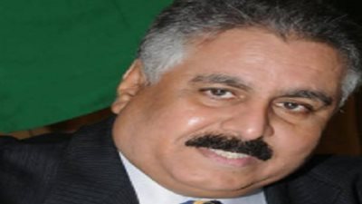 الجريفاني يوقع ديوانه الجديد علي شرف رئيس الوزراء الأسبق