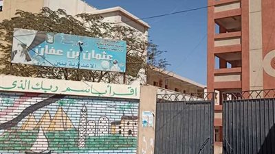 أغرب الوقائع.. مدرس يمتطى طالبا حمارا.. ويعض اثنين من الطلاب