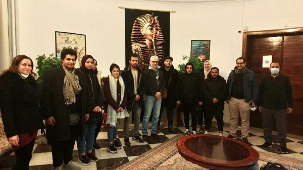 المصريون العابرون