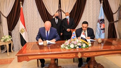 طارق شوقى ورئيس الهيئة العربية للتصنيع يشهدان توقيع عقد تصنيع الشاشات التفاعلية