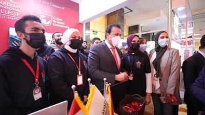 وزير التعليم العالي يتفقد جناح المعهد الكندي العالي CIC  