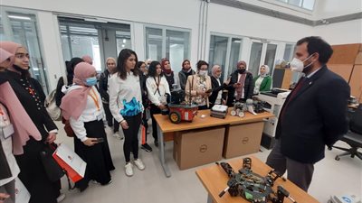وفد من طالبات مدرسة الوادى للغات بالمنصورة يزور الجامعة اليابانية 
