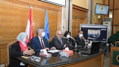 الخشت يناقش نظم الامتحانات وتطوير البحث العلمي بجامعة القاهرة