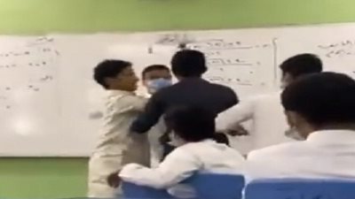 بالفيديو .. مقتل طالب خلال مشاجرة في احد الفصول بمدارس جدة