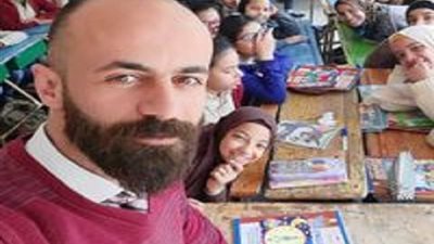 تعرف على قصة مدرس اللغة الانجليزية الذى هزالسوشيال ميديا خلال الساعات الماضية وسر نجاحه ..فيديو