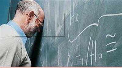 معلما باكيا:  لسه على الدرجة الثالثة وقربت اتحال على المعاش