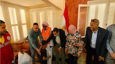 بالصور.. محافظ شمال سيناء يقوم بتوزيع ملابس العيد على الأطفال الأيتام بالعريش 