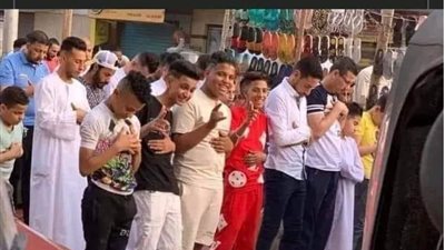 صورة صلاة العيد التى اشعلت السوشيال ميديا.. شباب مايعروفوش آداب الصلاة