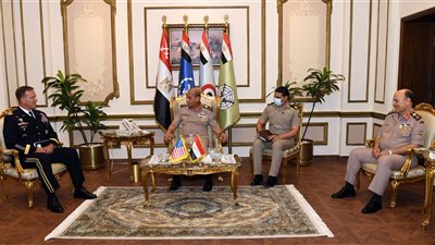 زير الدفاع والإنتاج الحربى يلتقى قائد القيادة المركزية الأمريكية 