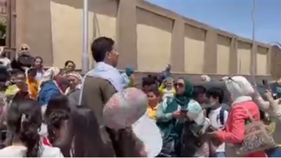 بالطبل والمزمار البلدي.. أولياء الأمور يودعون عام الشقاء بعد انتهاء امتحانات رابعة ابتدائى