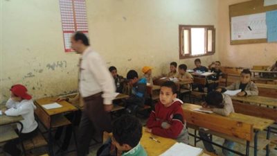 معلمون بدرجة ارهابيين.. تلميذات الشهادة الإعدادية ببني سويف يستغثن بوزير التعليم : تعرضنا لظلم من ميس نسرين ومستقبلنا في خطر