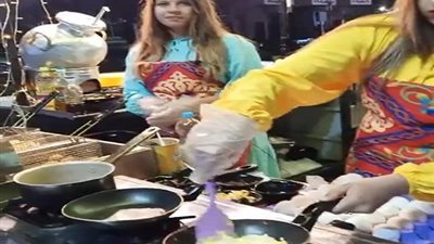 شقيقتان تعملان معلمتان بالنهار.. وبائعتا فول بالليل.. تجرية فريدة بالصور.. التفاصيل