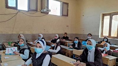 طلاب اعدادية القاهرة يؤدون امتحان اللغة الاجنبية