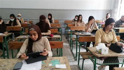 طلاب ثانية ثانوى يبدأون امتحان مادتى الاحياء والفلسفة والمنطق