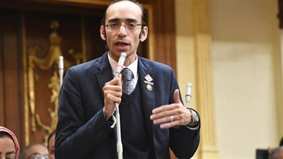  النائب محمد عبد العزيز يناقش احتياجات إدارة غرب شبرا وتخفيف كثافات الفصول