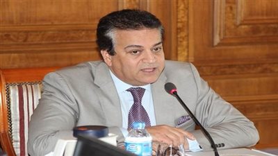 وزير التعليم العالى يستعرض تقريرًا حول خطة معهد إعداد القادة بحلوان