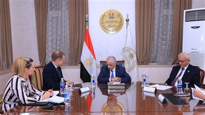 طارق شوقى يناقش تطوير التعليم مع السفير البريطاني بالقاهرة 