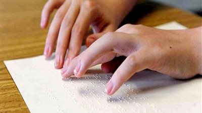 طلاب مدارس المكفوفين يؤدون امتحان الجغرافيا(ورقة أولى)