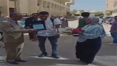 فيديو| طلاب جامعة الفيوم يقومون بعمل ممر شرفى لأستاذهم تكريمًا له