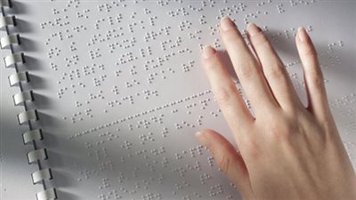 طلاب مدارس المكفوفين يؤدون امتحان اللغة الأجنبية الأولى (ورقة ثانية)