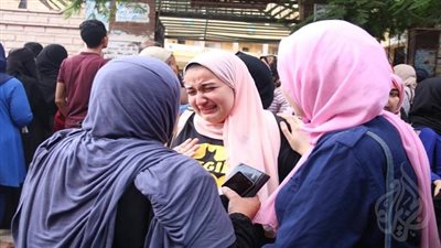 عاجل| بكاء وانهيار أمام اللجان بسبب صعوبة امتحان الفيزياء للثانوية العامة