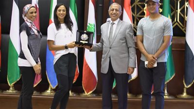 رئيس الأكاديمية العربية للعلوم والتكنولوجيا والنقل البحرى يكرم العداءة المصرية بسنت حميدة 