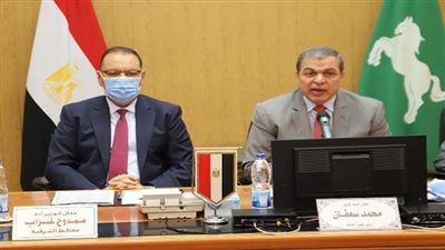 بالإنفوجراف| سعفان ومحافظ الشرقية يسلمان وثائق تأمين ضد الحوادث للعمالة غير المنتظمة