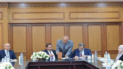 وزير التعليم العالي يستعرض تقريرا عن تعاون 