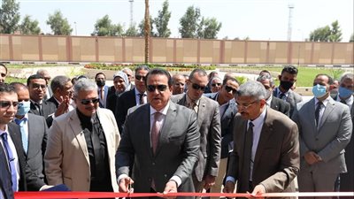 وزير التعليم العالي والبحث العلمي يتفقد المعامل البحثية بمركز بحوث وتطوير الفلزات