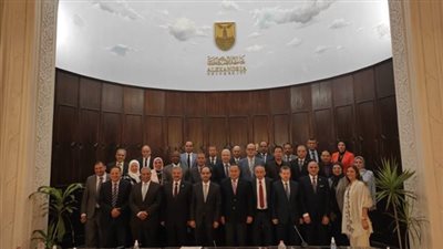 وزير التعليم العالى يستعرض تقريرًا حول اجتماع 