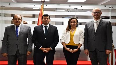 وزير الشباب والرياضة يلتقي رئيس الجامعة الكندية في مصر