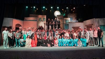 فريق مسرح الجامعة البريطانية يقدمون العرض المسرحي 