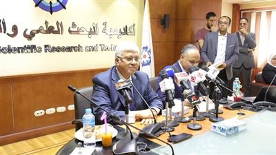 وزير التعليم العالى والبحث العلمى يكرم الفائزين فى معرض جنيف الدولى للاختراعات