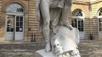  جامعه السوربون تضع تمثال لـ