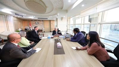 “عاشور” يعقد اجتماعًا مع وفد جامعة ساوثهامبتون البريطانية لبحث التعاون العلمي والأكاديمي