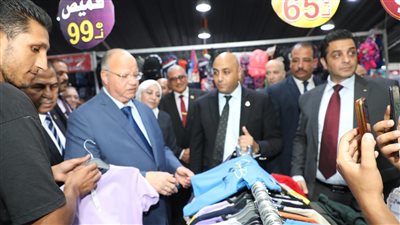محافظ القاهرة يفتتح معرضا لمستلزمات المدارس بالمعادى بتخفيضات 50%