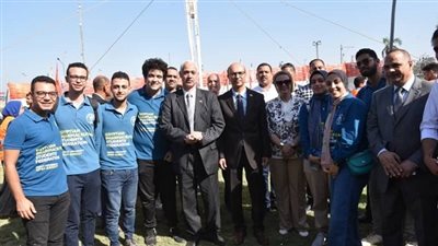 ايمن عاشور يستعرض تقريرا بشأن انتظام الدارسة بجامعة اسيوط الاهلية