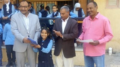 مدير تعليم إسنا يكرم التلميذة رنا مختار أولي الأقصر بتنس الطاولة