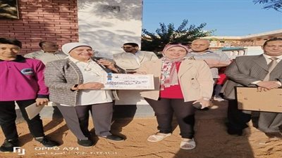 مدير التعليم بالقليوبية تكرم المعلمة 